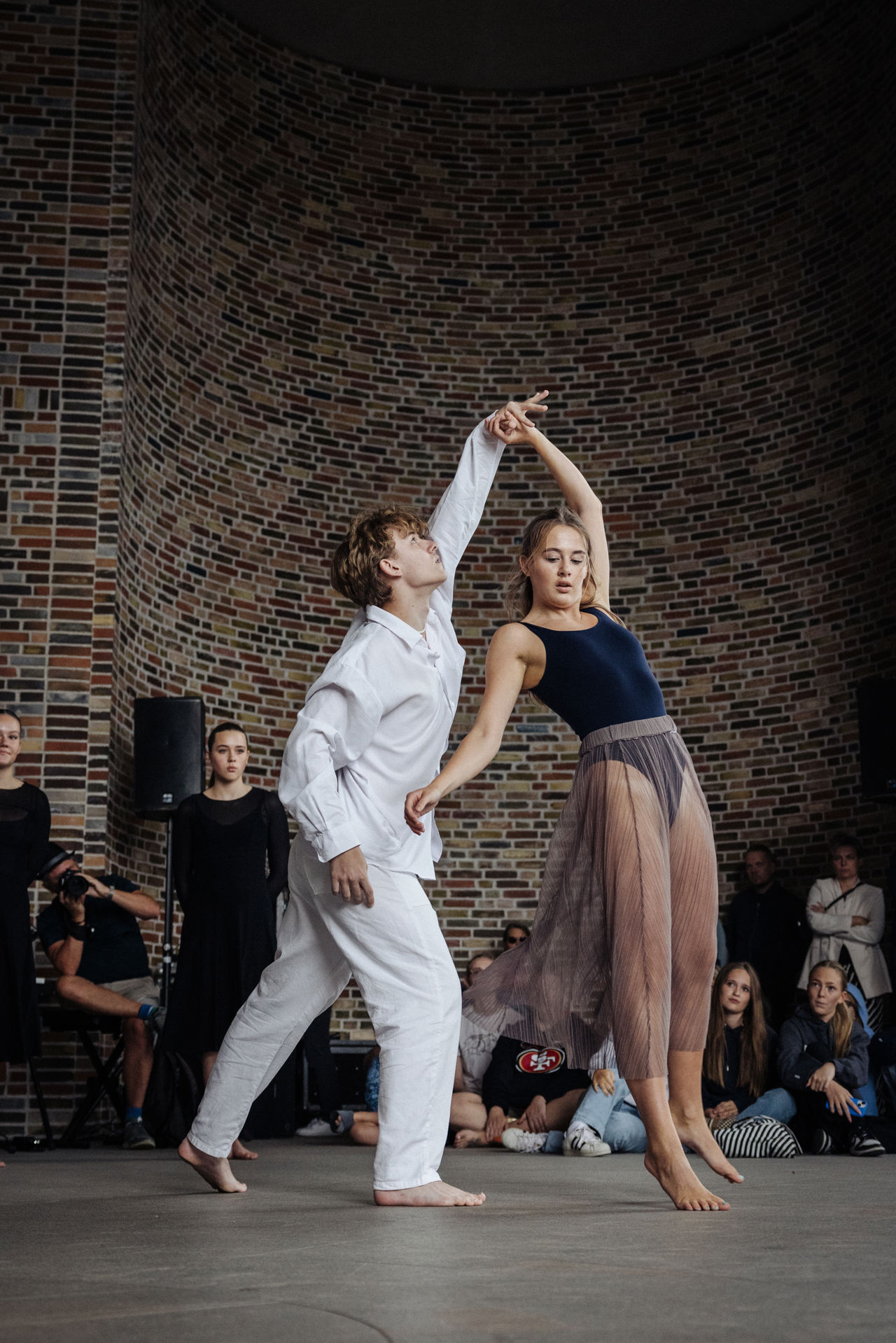 Dreng og pige danser ballet